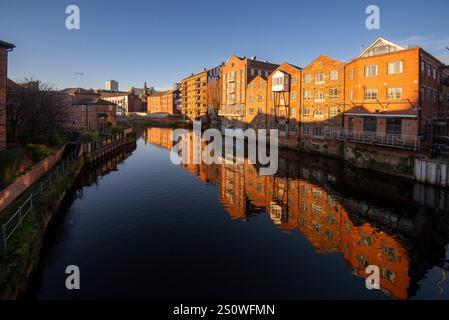 Entrepôts convertis à l'ouest de Centenary Bridge sur la rivière aire, Leeds, West Yorkshire Banque D'Images