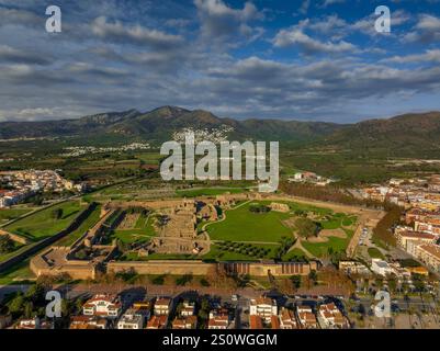 Vue aérienne de la citadelle de Roses, à côté de la mer, sur la Costa Brava (Alt Empordà, Gérone, Catalogne, Espagne) ESP : Vista aérea de la ciudadela de Roses Banque D'Images