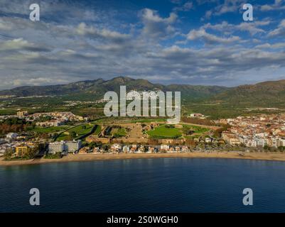 Vue aérienne de la citadelle de Roses, à côté de la mer, sur la Costa Brava (Alt Empordà, Gérone, Catalogne, Espagne) ESP : Vista aérea de la ciudadela de Roses Banque D'Images