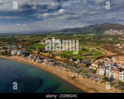 Vue aérienne de la citadelle de Roses, à côté de la mer, sur la Costa Brava (Alt Empordà, Gérone, Catalogne, Espagne) ESP : Vista aérea de la ciudadela de Roses Banque D'Images