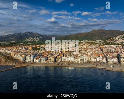 Vue aérienne de la ville de Roses, entre le golfe de Roses et le Cap de Creus, sur la Costa Brava (Alt Empordà, Gérone, Catalogne, Espagne) Banque D'Images