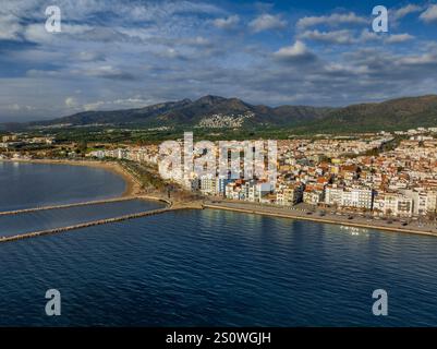 Vue aérienne de la ville de Roses, entre le golfe de Roses et le Cap de Creus, sur la Costa Brava (Alt Empordà, Gérone, Catalogne, Espagne) Banque D'Images