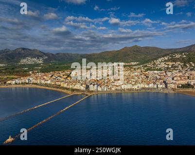 Vue aérienne de la ville de Roses, entre le golfe de Roses et le Cap de Creus, sur la Costa Brava (Alt Empordà, Gérone, Catalogne, Espagne) Banque D'Images