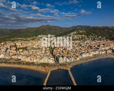 Vue aérienne de la ville de Roses, entre le golfe de Roses et le Cap de Creus, sur la Costa Brava (Alt Empordà, Gérone, Catalogne, Espagne) Banque D'Images