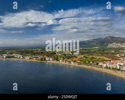 Vue aérienne de la ville de Roses, entre le golfe de Roses et le Cap de Creus, sur la Costa Brava (Alt Empordà, Gérone, Catalogne, Espagne) Banque D'Images