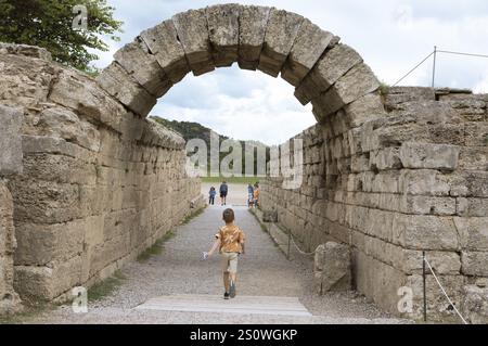 Entrée monumentale au stade, crypte, ruines antiques du site archéologique d'Olympia, site du patrimoine mondial de l'UNESCO, Elis, Péloponnèse, Grèce Banque D'Images