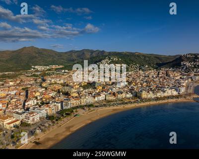 Vue aérienne de la ville de Roses, entre le golfe de Roses et le Cap de Creus, sur la Costa Brava (Alt Empordà, Gérone, Catalogne, Espagne) Banque D'Images