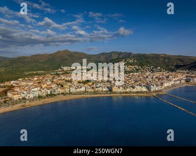 Vue aérienne de la ville de Roses, entre le golfe de Roses et le Cap de Creus, sur la Costa Brava (Alt Empordà, Gérone, Catalogne, Espagne) Banque D'Images