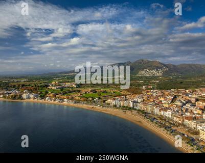 Vue aérienne de la ville de Roses, entre le golfe de Roses et le Cap de Creus, sur la Costa Brava (Alt Empordà, Gérone, Catalogne, Espagne) Banque D'Images