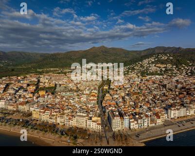 Vue aérienne de la ville de Roses, entre le golfe de Roses et le Cap de Creus, sur la Costa Brava (Alt Empordà, Gérone, Catalogne, Espagne) Banque D'Images