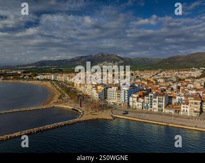 Vue aérienne de la ville de Roses, entre le golfe de Roses et le Cap de Creus, sur la Costa Brava (Alt Empordà, Gérone, Catalogne, Espagne) Banque D'Images