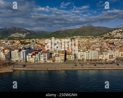 Vue aérienne de la ville de Roses, entre le golfe de Roses et le Cap de Creus, sur la Costa Brava (Alt Empordà, Gérone, Catalogne, Espagne) Banque D'Images