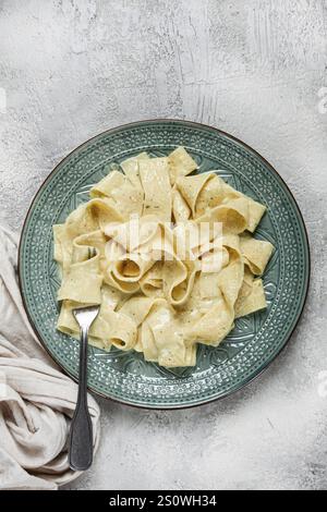 Pâtes papardelles en sauce crémeuse à l'ail, cuisine italienne traditionnelle, pâtes carbonara, maison, pas de gens Banque D'Images