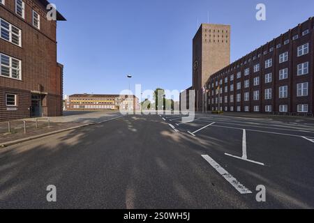 Hôtel de ville de Wilhelmshaven, bureau des impôts, ancien bureau de poste, architecture en briques rouges, ciel bleu sans nuages, coin Paul-Hug-Strasse et Rathau Banque D'Images