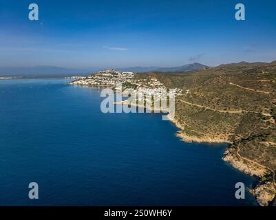 Vue aérienne du littoral du Cap Creus, entre Punta Falconera et Roses, sur la Costa Brava (Alt Empordà, Gérone, Catalogne, Espagne) Banque D'Images