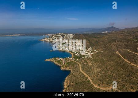 Vue aérienne du littoral du Cap Creus, entre Punta Falconera et Roses, sur la Costa Brava (Alt Empordà, Gérone, Catalogne, Espagne) Banque D'Images