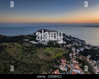 Vue aérienne du quartier résidentiel de Puig ROM lors d’un coucher de soleil d’automne dans le golfe de Roses (Alt Empordà, Gérone, Catalogne, Espagne) Banque D'Images