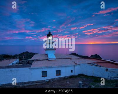 Lever de soleil rouge depuis le phare du Cap de Creus (Alt Empordà, Gérone, Catalogne, Espagne) ESP : Amanecer rojizo desde el faro del cabo de Creus Banque D'Images