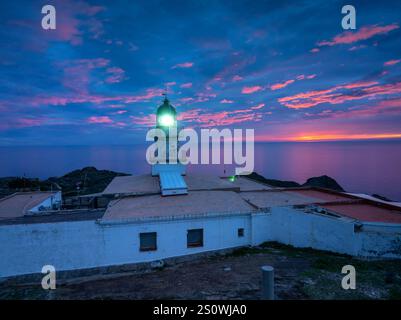 Lever de soleil rouge depuis le phare du Cap de Creus (Alt Empordà, Gérone, Catalogne, Espagne) ESP : Amanecer rojizo desde el faro del cabo de Creus Banque D'Images