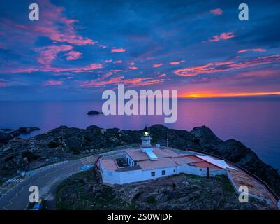 Lever de soleil rouge depuis le phare du Cap de Creus (Alt Empordà, Gérone, Catalogne, Espagne) ESP : Amanecer rojizo desde el faro del cabo de Creus Banque D'Images