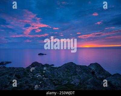 Lever de soleil rouge depuis le phare du Cap de Creus (Alt Empordà, Gérone, Catalogne, Espagne) ESP : Amanecer rojizo desde el faro del cabo de Creus Banque D'Images