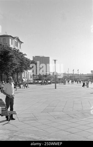 15 juin 1970, vue sur la promenade piétonne de Warnemuende. En arrière-plan le nouvel Interhotel Neptun (ouvert en 1971). Warnemuende, Rostock distri Banque D'Images