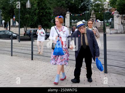 Couple français marchant dans la ville de Dijon, France Banque D'Images