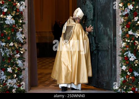 Rome, Italie. 29 décembre 2024. RomeÕs le Cardinal Vicaire Baldassare Reina ouvre la porte Sainte de l’Archbasilique John LateranÕs. Crédit : Riccardo de Luca - Actualiser les images/Alamy Live News Banque D'Images