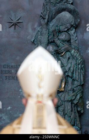 Rome, Italie. 29 décembre 2024. RomeÕs le Cardinal Vicaire Baldassare Reina ouvre la porte Sainte de l’Archbasilique John LateranÕs. Crédit : Riccardo de Luca - Actualiser les images/Alamy Live News Banque D'Images