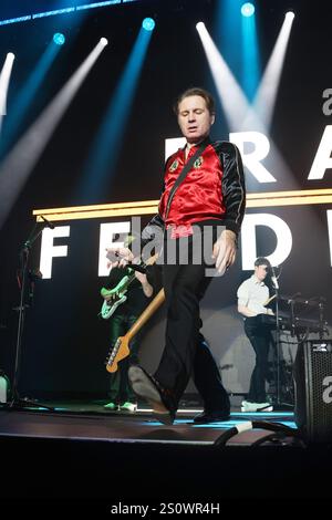 Alex Kapranos de Franz Ferdinand se produit sur scène lors de la 33e édition annuelle KROQ Almost Acoustic Christmas 2024 au Kia Forum le 14 décembre 2024 Banque D'Images