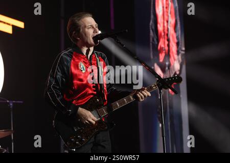 Alex Kapranos de Franz Ferdinand se produit sur scène lors de la 33e édition annuelle KROQ Almost Acoustic Christmas 2024 au Kia Forum le 14 décembre 2024 Banque D'Images