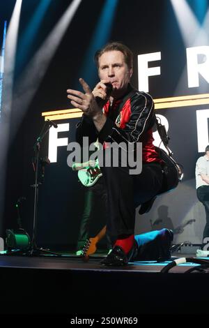 Alex Kapranos de Franz Ferdinand se produit sur scène lors de la 33e édition annuelle KROQ Almost Acoustic Christmas 2024 au Kia Forum le 14 décembre 2024 Banque D'Images