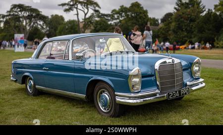 1963 Mercedes-Benz 200, exposée au salon privé concours d’Elégance 2024 au Blenheim Palace. Banque D'Images