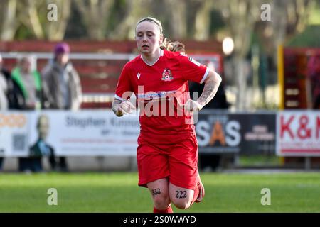 Briton Ferry, pays de Galles. 29 décembre 2024. Jess Denscombe de Briton Ferry Llansawel Women lors du Genero Adran premier match entre Briton Ferry Llansawel Women et Cardiff City Women à Old Road à Briton Ferry, pays de Galles, Royaume-Uni le 29 décembre 2024. Crédit : Duncan Thomas/Majestic Media/Alamy Live News. Banque D'Images