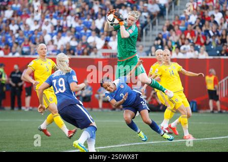 WINNIPEG, CANADA - 12 JUIN : la gardienne de but Hedvig Lindahl, de Suède, réalise un arrêt sur Sydney Leroux, des États-Unis (#2) lors d'un match de Coupe du monde féminine de la FIFA du Groupe d le 12 juin 2015 au Winnipeg Stadium de Winnipeg, Canada. Usage éditorial exclusif. Utilisation commerciale interdite. (Photographie de Jonathan Paul Larsen / Diadem images) Banque D'Images