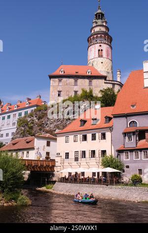 Cesky Krumlov, touristes Rafting sur la rivière Vltava, République tchèque, Tchéquie. Château et Tour en arrière-plan. Banque D'Images