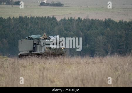 Unité de char M270 M270 MULTILaunch Rocket System (MLRS) automoteur de l'armée britannique en action lors d'un exercice militaire Banque D'Images