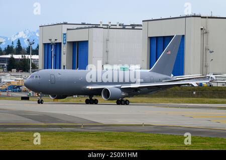 Everett, WA, États-Unis - 12 décembre 2024 ; Boeing KC-46A Pegasus 767 avion-citerne militaire devant l'usine de Paine Field Banque D'Images