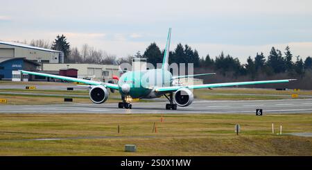 Everett, WA, États-Unis - 12 décembre 2024 ; Boeing 777F cargo en vert avant livraison sur la piste 34L à Paine Field Banque D'Images