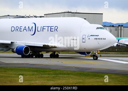 Everett, WA, États-Unis - 20 décembre 2024 ; Boeing Dreamlifter 747-400LCF cargo roulant sur la piste de l'usine Everett Banque D'Images