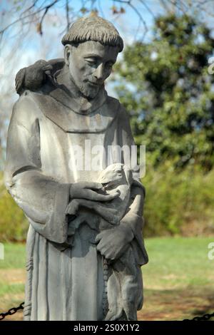 Une statue de François d'assise dans un jardin Banque D'Images