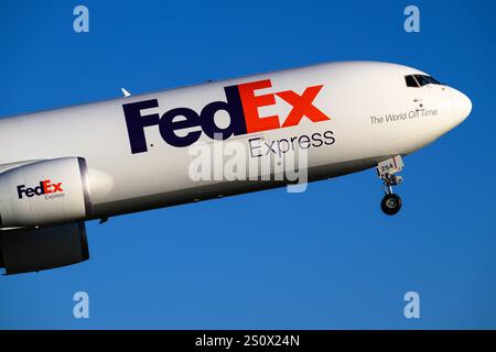 Everett, WA, États-Unis - 4 décembre 2024 ; FedEx Express 767-300F cargo cargo Aircraft montant dans le ciel bleu immatriculé N254FE Banque D'Images