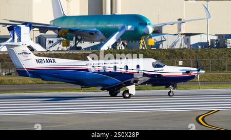 Everett, WA, États-Unis - 4 décembre 2024 ; avion PC-12 de Life Flight Network Pilatus sur piste à Everett Paine immatriculé sur le terrain N214NX Banque D'Images