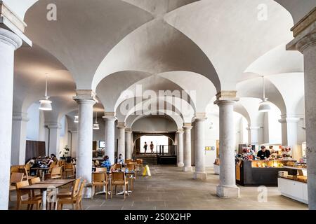 Intérieur du café Undercroft à l'Old Royal Naval College, Greenwich, Londres, Angleterre Banque D'Images