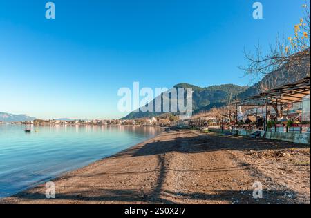 Vue sur la plage vide de Kamena Vourla, à Phthiotis, Grèce centrale, en hiver. Banque D'Images