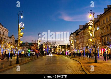 Rue Krakowskie Przedmieście menant à la vieille ville illuminée à Noël, Varsovie, Pologne Banque D'Images