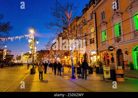 Rue Krakowskie Przedmieście menant à la vieille ville illuminée à Noël, Varsovie, Pologne Banque D'Images