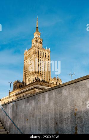 Extérieur du réalisme socialiste des années 1950 Palais de la culture et de la Science (Pałac Kultury i Nauki) à Varsovie, Pologne Banque D'Images