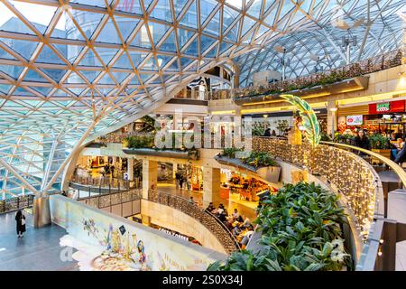 Intérieur du centre commercial Zlote Tarasy à Varsovie, Mazowieckie, Pologne Banque D'Images