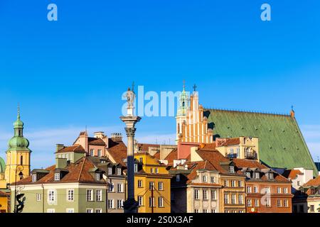 Toits de vieilles maisons de ville colorées face à la place du Château, à la colonne Sigismond et à la basilique de Jean-Baptiste, Varsovie, Pologne Banque D'Images
